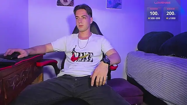 Snapshot of Alex_smith00 chatting on February 2025 01:35:01 AM Alex smith00 online show from February 2025 01:35:01 AM