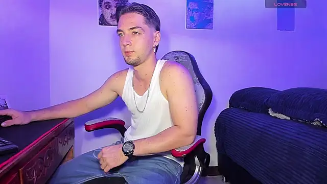 Snapshot of Alex_smith00 chatting on October 2025 10:52:01 PM Alex smith00 online show from October 2025 10:52:01 PM