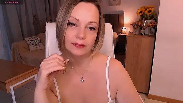 Snapshot of Tilly_Eliot chatting on June 2026 08:28:01 PM Tilly Eliot online show from June 2026 08:28:01 PM