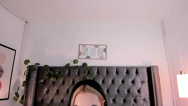 Snapshot of Kim_Blane chatting on December 2024 03:47:02 AM Kim Blane online show from December 2024 03:47:02 AM