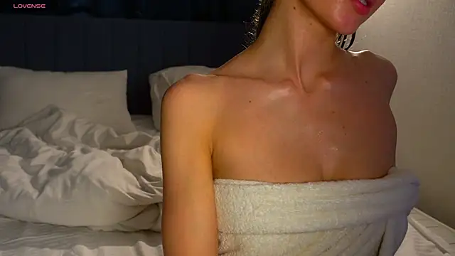 Danielle Thomas online show from April 2026 11:18:01 PM