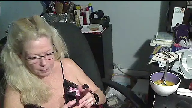 Snapshot of XTRAHORNYONE chatting on November 2025 03:31:01 AM XTRAHORNYONE online show from November 2025 03:31:01 AM