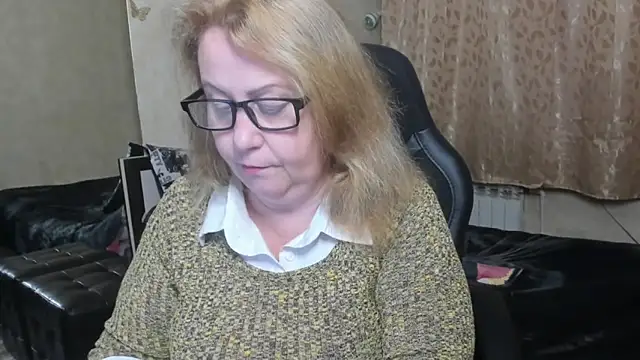 Snapshot of Frau_Marta chatting on November 2025 03:12:02 PM Frau Marta online show from November 2025 03:12:02 PM
