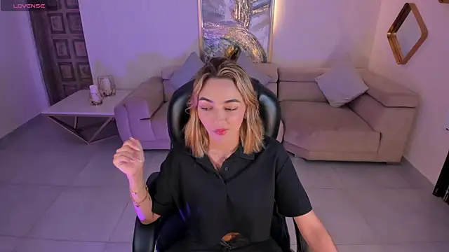 Snapshot of MelissaMoore_ chatting on November 2025 02:45:02 AM MelissaMoore online show from November 2025 02:45:02 AM