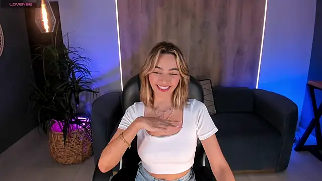 Snapshot of MelissaMoore_ chatting on December 2025 03:55:01 AM MelissaMoore online show from December 2025 03:55:01 AM