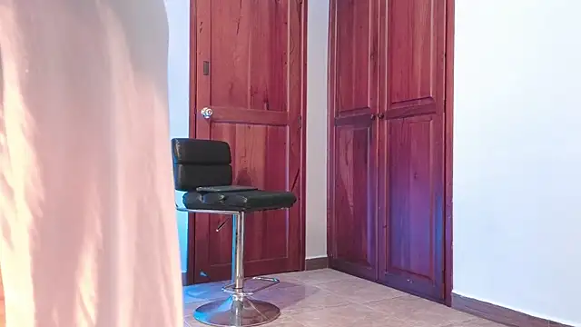 AGATHAA WHITE online show from November 2025 11:53:01 AM