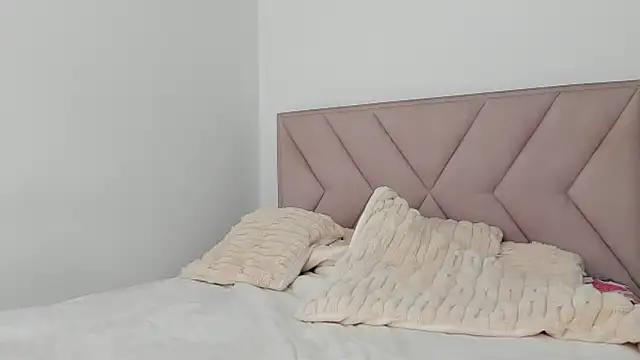 Dephne   online show from February 2025 05:39:01 PM