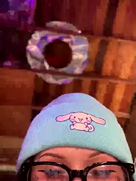 Snapshot of BlaizeyBBy chatting on October 2025 10:15:01 PM BlaizeyBBy online show from October 2025 10:15:01 PM