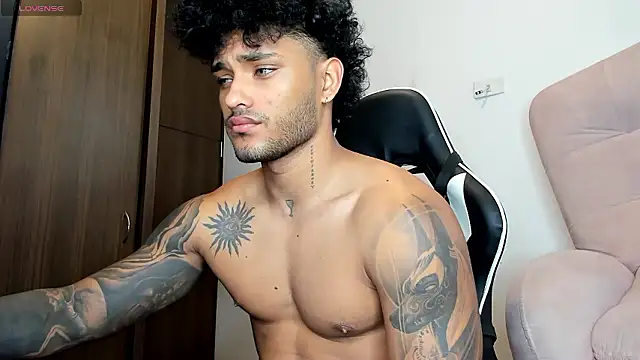 Snapshot of Alessandro_Vanni chatting on December 2024 01:02:02 PM Alessandro Vanni online show from December 2024 01:02:02 PM