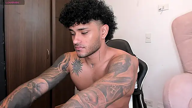 Snapshot of Alessandro_Vanni chatting on December 2024 12:16:02 PM Alessandro Vanni online show from December 2024 12:16:02 PM