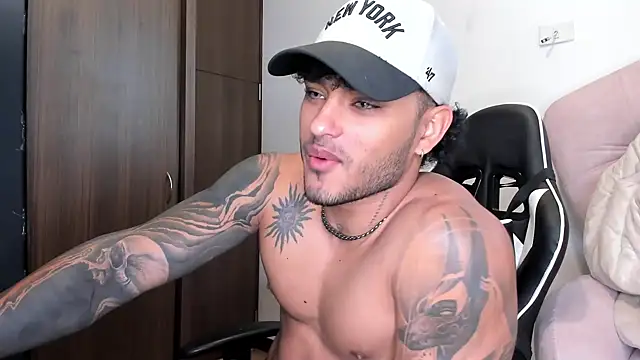 Snapshot of Alessandro_Vanni chatting on December 2024 01:07:02 PM Alessandro Vanni online show from December 2024 01:07:02 PM