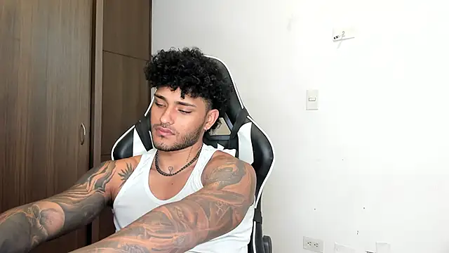 Snapshot of Alessandro_Vanni chatting on December 2024 05:44:01 PM Alessandro Vanni online show from December 2024 05:44:01 PM