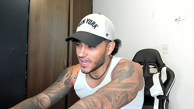 Snapshot of Alessandro_Vanni chatting on December 2024 01:45:01 PM Alessandro Vanni online show from December 2024 01:45:01 PM