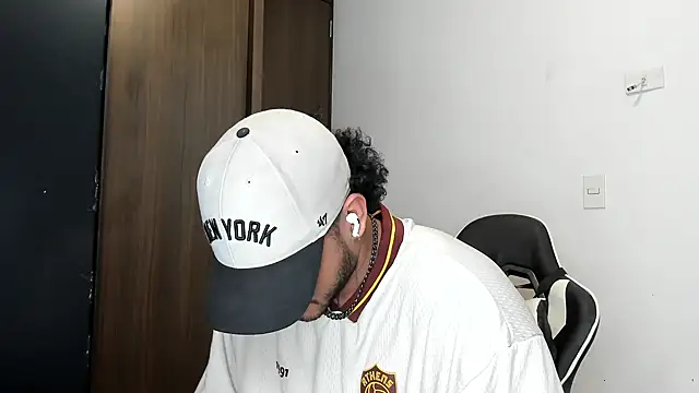 Snapshot of Alessandro_Vanni chatting on December 2024 09:26:02 PM Alessandro Vanni online show from December 2024 09:26:02 PM