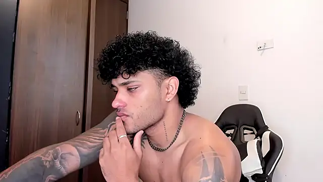 Snapshot of Alessandro_Vanni chatting on December 2024 12:55:02 PM Alessandro Vanni online show from December 2024 12:55:02 PM