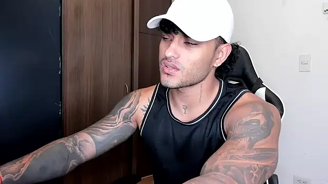 Snapshot of Alessandro_Vanni chatting on December 2024 12:23:01 PM Alessandro Vanni online show from December 2024 12:23:01 PM