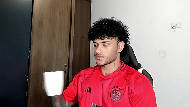 Snapshot of Alessandro_Vanni chatting on December 2024 01:22:01 PM Alessandro Vanni online show from December 2024 01:22:01 PM