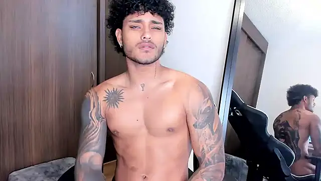 Snapshot of Alessandro_Vanni chatting on December 2024 06:02:02 PM Alessandro Vanni online show from December 2024 06:02:02 PM