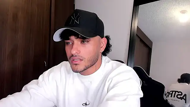 Snapshot of Alessandro_Vanni chatting on December 2024 10:44:02 PM Alessandro Vanni online show from December 2024 10:44:02 PM