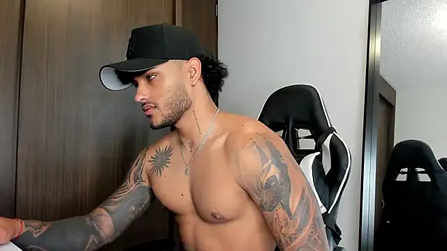 Snapshot of Alessandro_Vanni chatting on December 2024 03:26:01 PM Alessandro Vanni online show from December 2024 03:26:01 PM