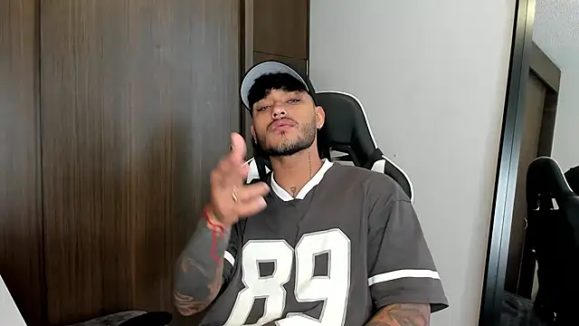 Snapshot of Alessandro_Vanni chatting on December 2024 03:24:02 PM Alessandro Vanni online show from December 2024 03:24:02 PM