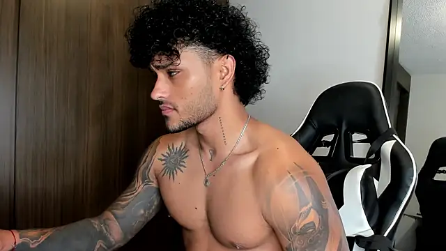 Snapshot of Alessandro_Vanni chatting on January 2025 12:16:02 AM Alessandro Vanni online show from January 2025 12:16:02 AM