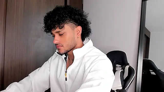 Snapshot of Alessandro_Vanni chatting on January 2025 12:46:02 PM Alessandro Vanni online show from January 2025 12:46:02 PM