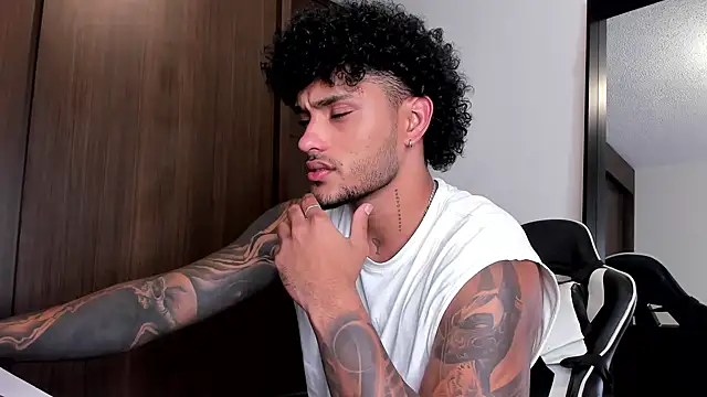 Snapshot of Alessandro_Vanni chatting on January 2025 12:24:01 AM Alessandro Vanni online show from January 2025 12:24:01 AM