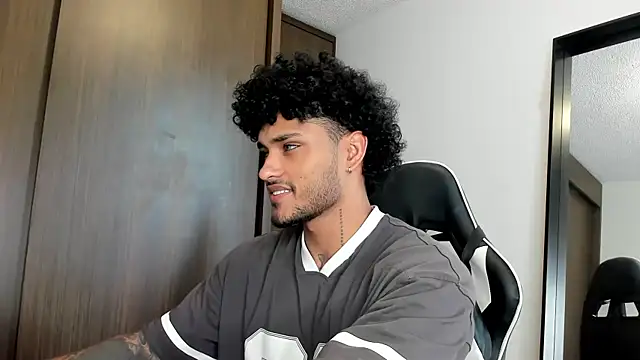 Snapshot of Alessandro_Vanni chatting on January 2025 09:12:01 PM Alessandro Vanni online show from January 2025 09:12:01 PM