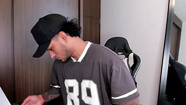 Snapshot of Alessandro_Vanni chatting on January 2025 01:02:02 PM Alessandro Vanni online show from January 2025 01:02:02 PM