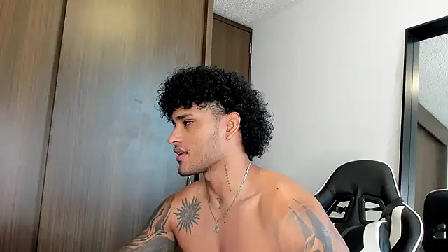 Snapshot of Alessandro_Vanni chatting on January 2025 01:31:01 PM Alessandro Vanni online show from January 2025 01:31:01 PM