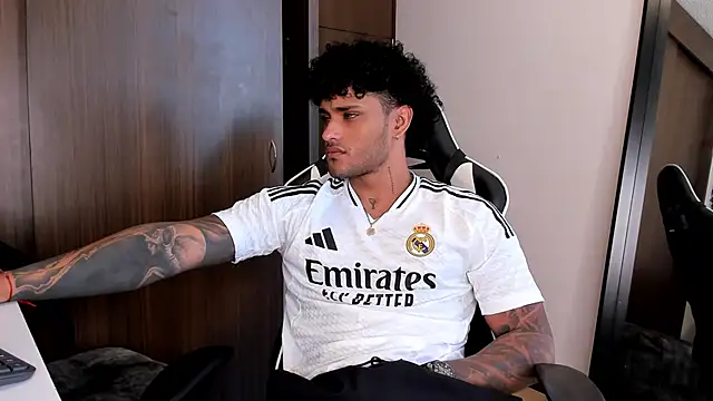 Snapshot of Alessandro_Vanni chatting on January 2025 04:08:01 PM Alessandro Vanni online show from January 2025 04:08:01 PM