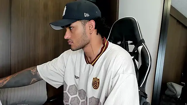 Snapshot of Alessandro_Vanni chatting on January 2025 11:17:01 PM Alessandro Vanni online show from January 2025 11:17:01 PM