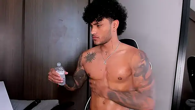 Snapshot of Alessandro_Vanni chatting on January 2025 01:49:01 PM Alessandro Vanni online show from January 2025 01:49:01 PM