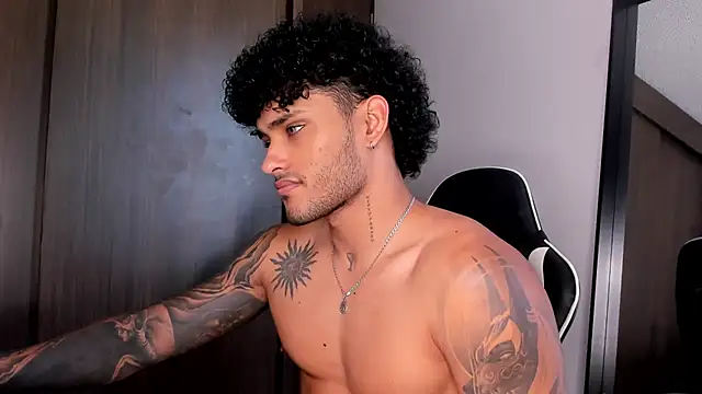 Snapshot of Alessandro_Vanni chatting on January 2025 04:50:02 PM Alessandro Vanni online show from January 2025 04:50:02 PM