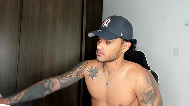 Snapshot of Alessandro_Vanni chatting on January 2025 01:13:02 PM Alessandro Vanni online show from January 2025 01:13:02 PM