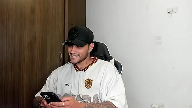 Snapshot of Alessandro_Vanni chatting on January 2025 01:28:02 AM Alessandro Vanni online show from January 2025 01:28:02 AM