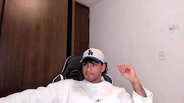 Snapshot of Alessandro_Vanni chatting on January 2025 12:20:02 PM Alessandro Vanni online show from January 2025 12:20:02 PM