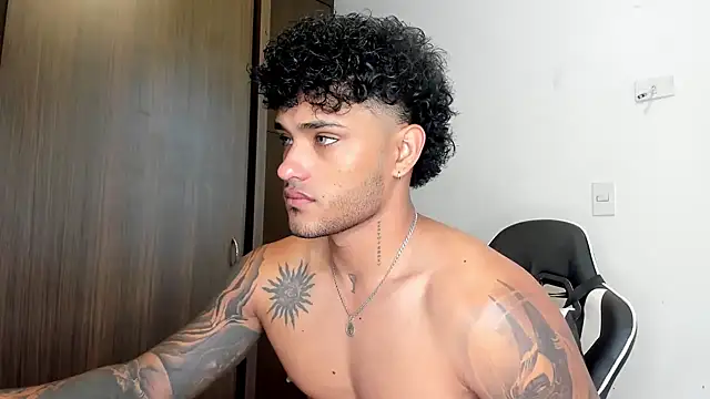 Snapshot of Alessandro_Vanni chatting on January 2025 01:52:01 PM Alessandro Vanni online show from January 2025 01:52:01 PM