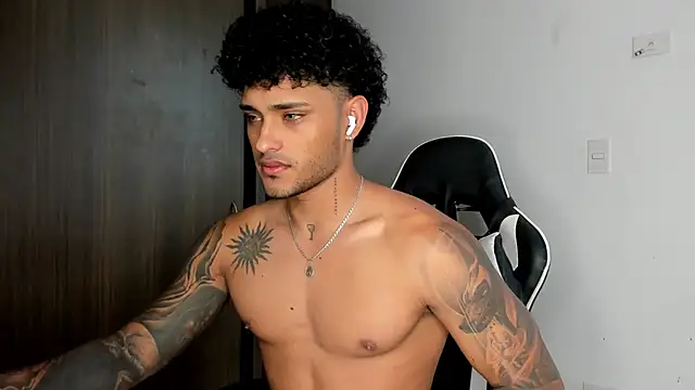 Snapshot of Alessandro_Vanni chatting on January 2025 07:48:02 PM Alessandro Vanni online show from January 2025 07:48:02 PM