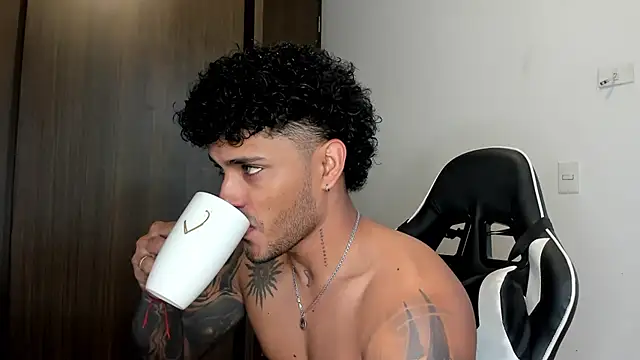 Snapshot of Alessandro_Vanni chatting on January 2025 01:02:01 PM Alessandro Vanni online show from January 2025 01:02:01 PM