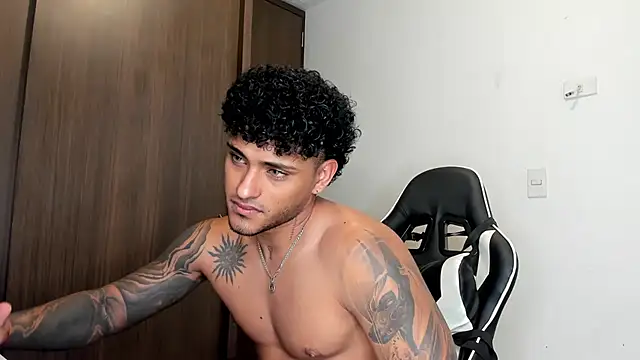 Snapshot of Alessandro_Vanni chatting on February 2025 10:49:02 PM Alessandro Vanni online show from February 2025 10:49:02 PM