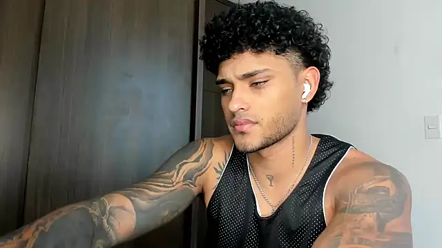 Snapshot of Alessandro_Vanni chatting on February 2025 07:10:02 PM Alessandro Vanni online show from February 2025 07:10:02 PM