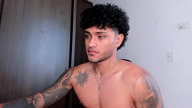 Snapshot of Alessandro_Vanni chatting on February 2025 12:55:01 PM Alessandro Vanni online show from February 2025 12:55:01 PM