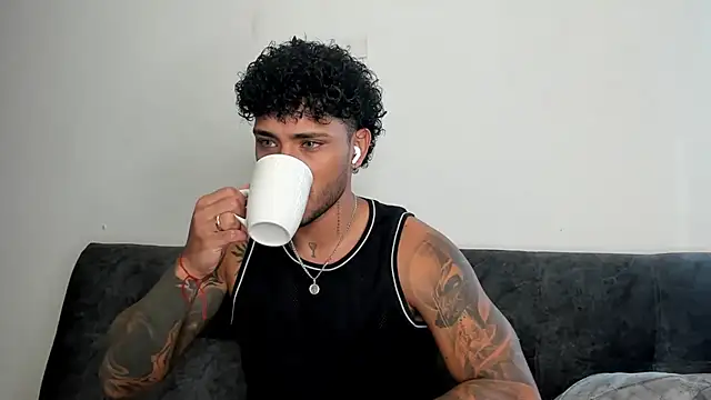 Snapshot of Alessandro_Vanni chatting on February 2025 01:14:02 PM Alessandro Vanni online show from February 2025 01:14:02 PM