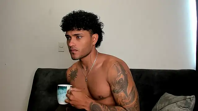 Snapshot of Alessandro_Vanni chatting on February 2025 12:36:01 PM Alessandro Vanni online show from February 2025 12:36:01 PM