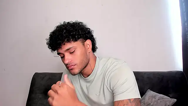 Snapshot of Alessandro_Vanni chatting on February 2025 12:39:01 PM Alessandro Vanni online show from February 2025 12:39:01 PM