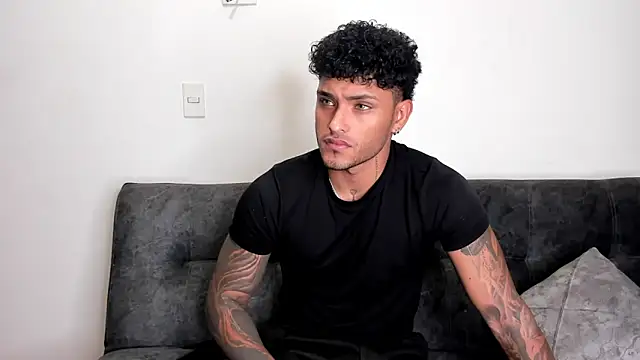 Snapshot of Alessandro_Vanni chatting on March 2025 11:56:02 PM Alessandro Vanni online show from March 2025 11:56:02 PM