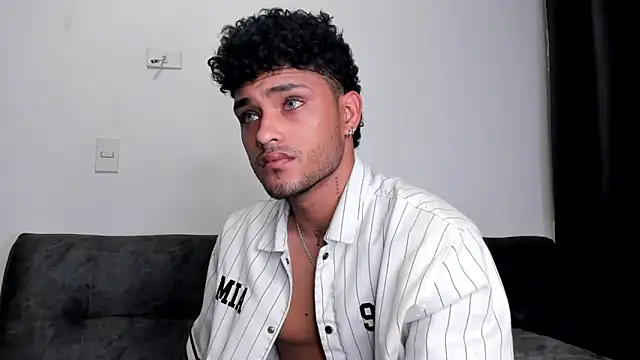 Snapshot of Alessandro_Vanni chatting on March 2025 01:58:02 AM Alessandro Vanni online show from March 2025 01:58:02 AM