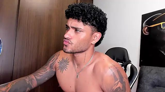 Snapshot of Alessandro_Vanni chatting on March 2025 06:27:01 AM Alessandro Vanni online show from March 2025 06:27:01 AM